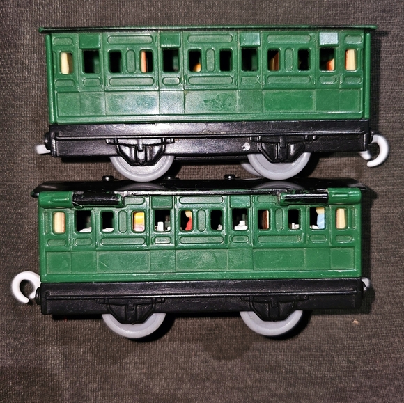 Thomas Trackmaster V2564 SEE INSIDE PASSENGER DINING Coaches 2010 Mattel - Picture 5 of 5